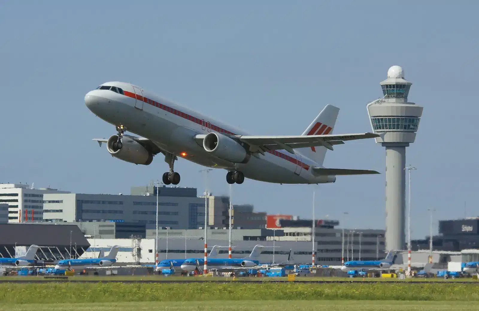 Nigerian airline operators threaten shutdown over jet fuel price surge