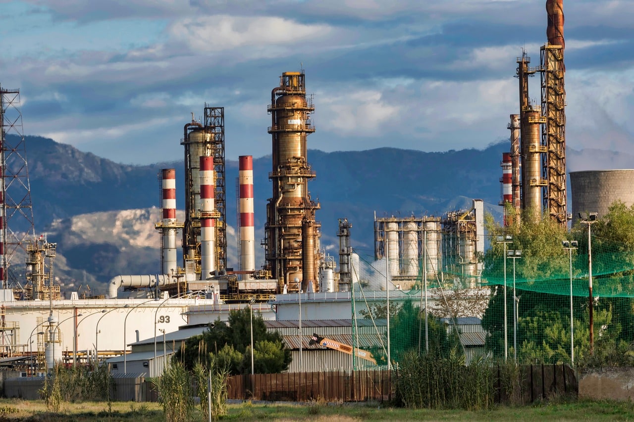 Oil refinery and petrochemical plant
